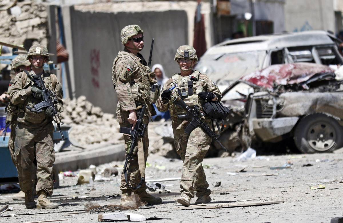 Soldati americani sulla scena di un'attentato vicino all'aeroporto di Kabul