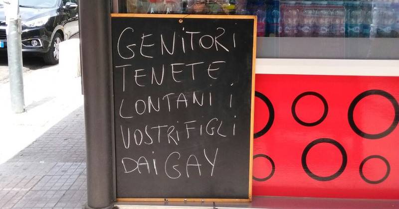 Lecce, cartello omofobo su un chiosco: "Tenete  i figli lontani dai gay"