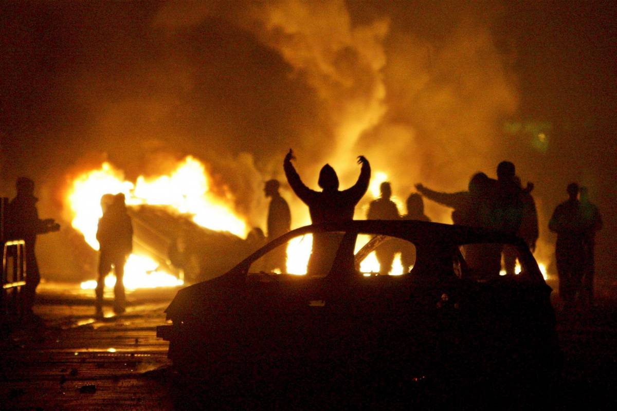 Parigi, assolti gli agenti coinvolti nelle rivolte del 2005: la banlieue torna a bruciare