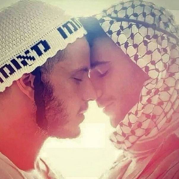 Madonna, bacio gay contro la guerra in Medio Oriente