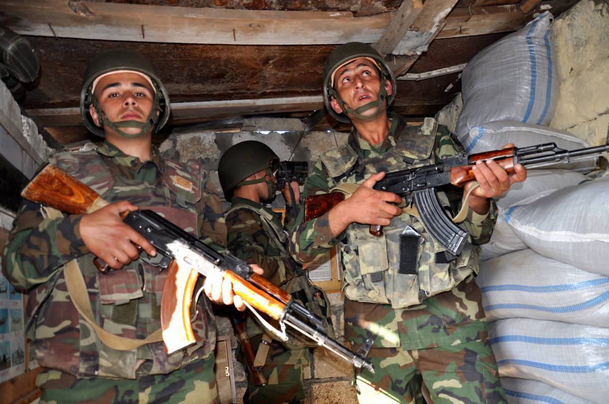 Soldati azeri in un bunker sul fonte del distretto di Adgam