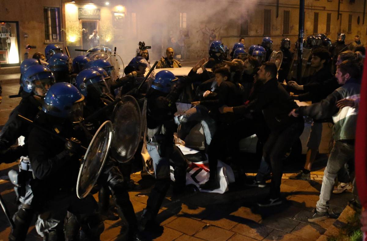 Uova e vernice contro Salvini. Ma lui non si lascia intimidire: "Imbecilli, non arretreremo"
