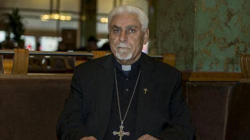 Il Monsignore che prega per l'Isis