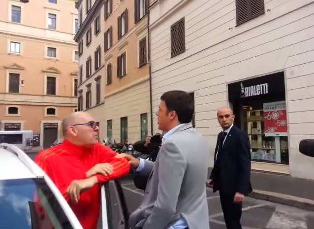 Il tassista inchioda Renzi: "Che fine fa la pensione?". E lui blatera di calcio