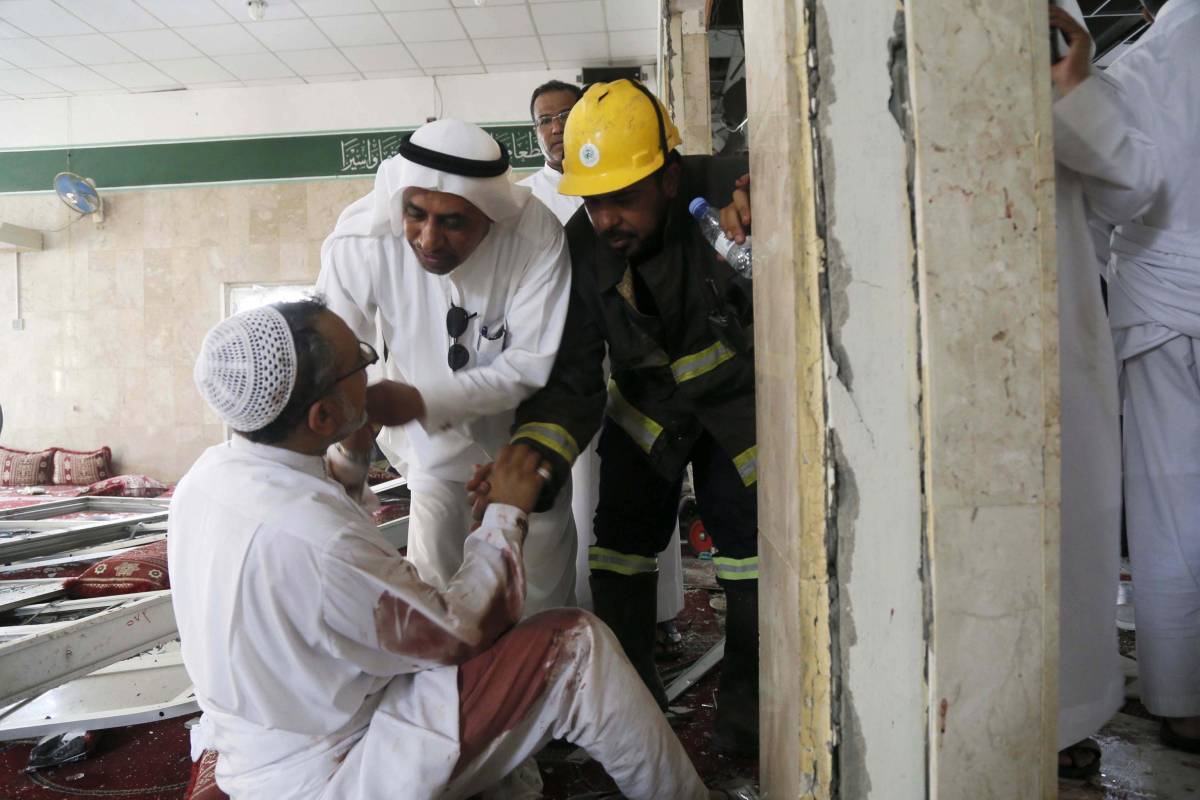 I soccorritori aiutano un uomo ferito nella provincia di Qatif