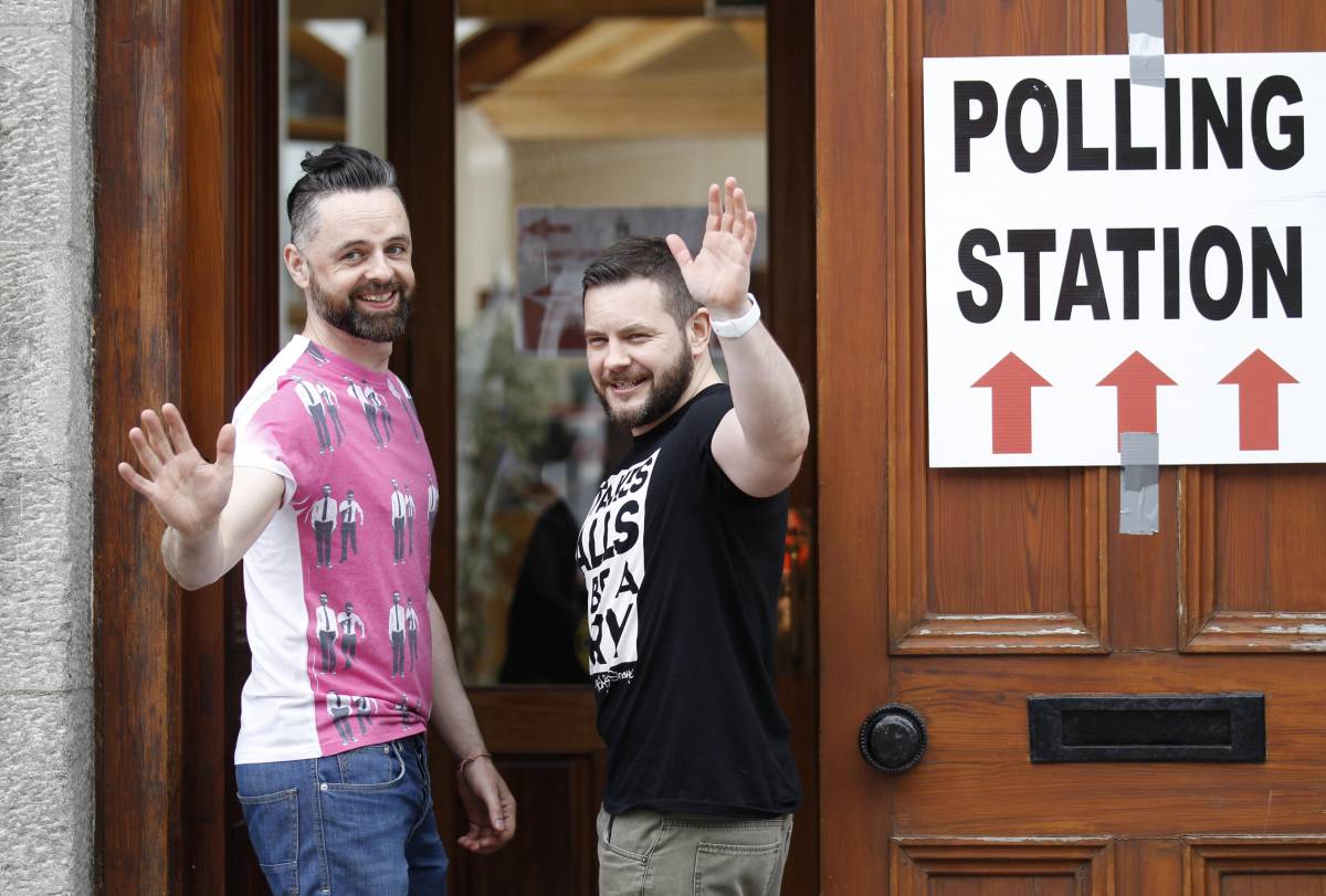 Una coppia omosessuale fotografata davanti al seggio a Drogheda