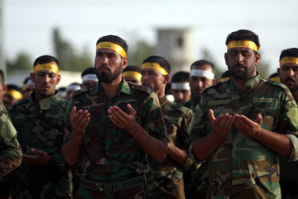 Uomini delle milizie sciite Kataib al-Abbas in addestramento vicino a Ramadi