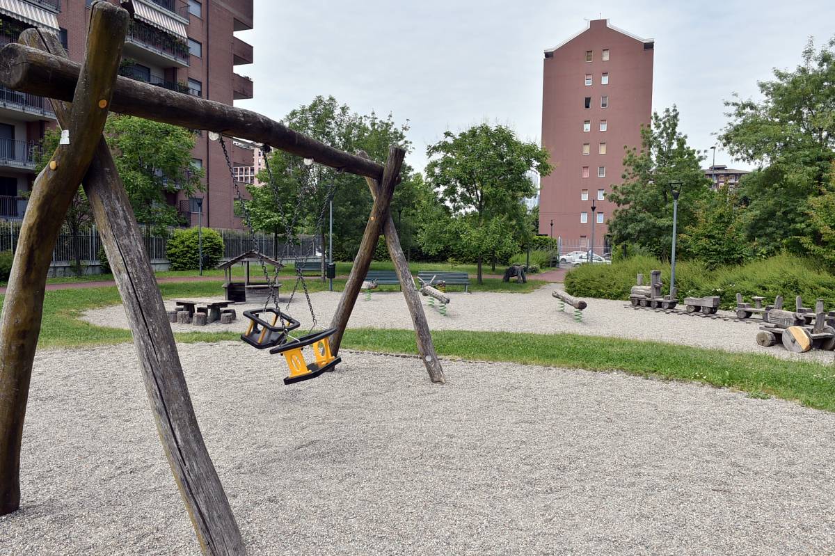 Una ragazzina disabile presa a sassate al parco