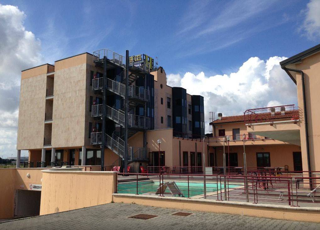 Livorno, i profughi in hotel con piscina: "Grazie, ma ci annoiamo"