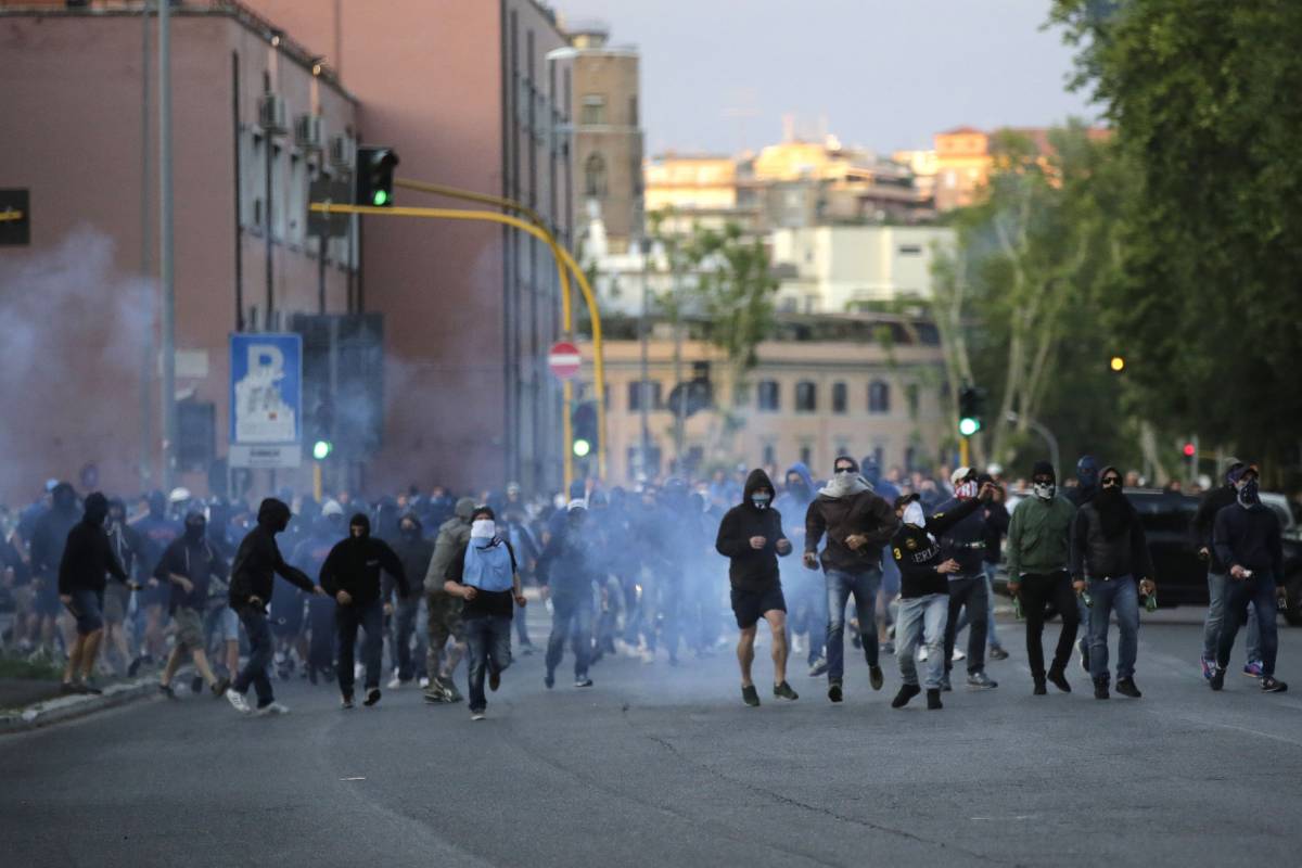 Lazio-Roma, tafferugli fuori dallo stadio: accoltellati 2 tifosi giallorossi