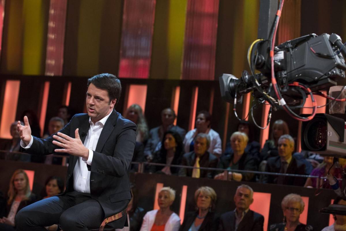 Renzi fa il gradasso: "Io come D'Alema? No, non lascerei per le Regionali"