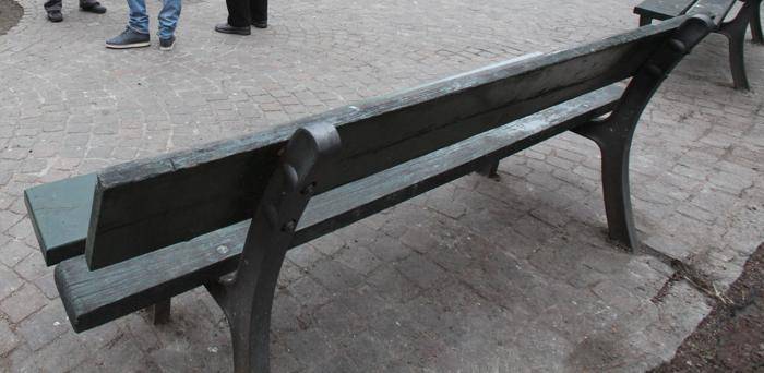 Sesso al parco su una panchina: ​denunciati un 37enne e una minorenne