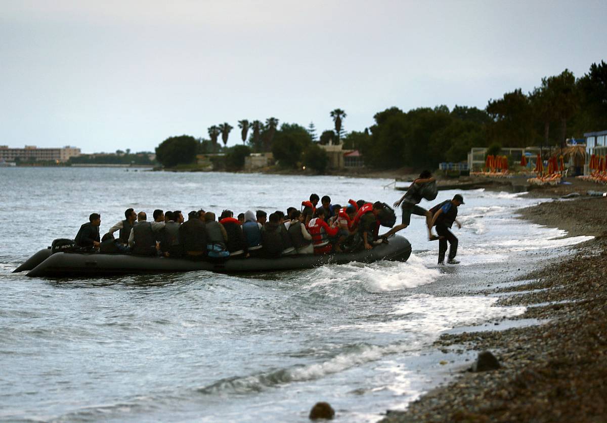 Turisti in fuga da Kos: "Un inferno con gli immigrati"