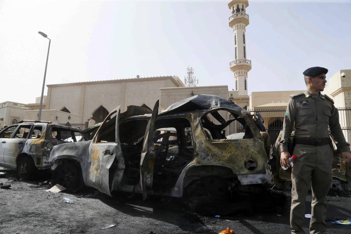 Forze dell'ordine saudite di fronte al luogo dell'esplosione, fuori dalla moschea