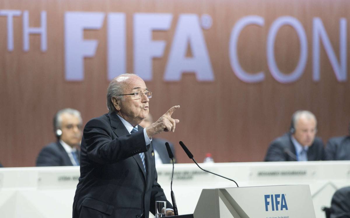 Più lo mandi giù, più si tira su Blatter di nuovo capo della Fifa