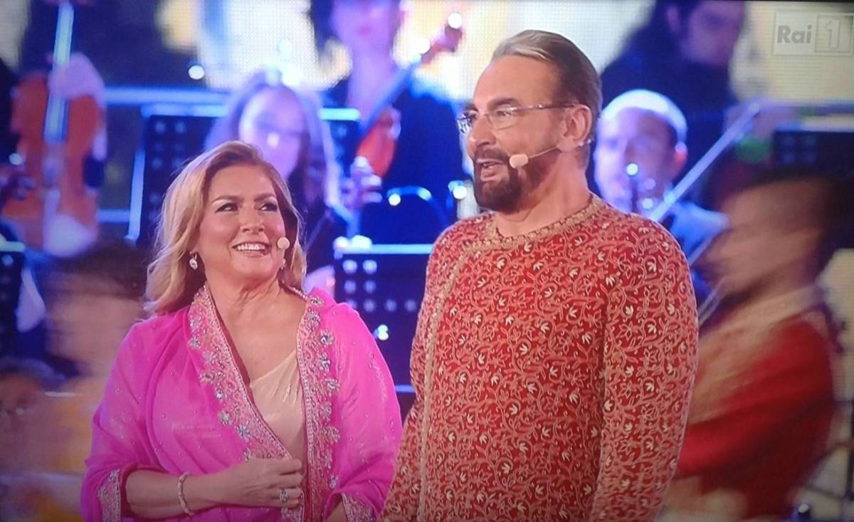 Kabir Bedi bacia Romina al concerto con Al Bano
