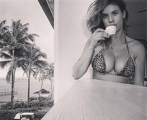 Elisabetta Canalis: sexy colazione su Instagram