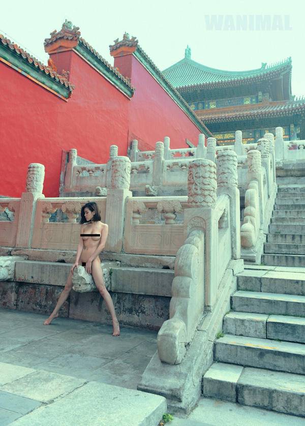 Nuda alla Città proibita di Pechino. È polemica sul servizio fotografico