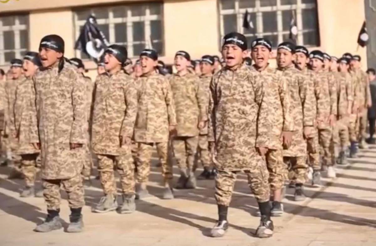 Isis rapisce 500 bimbi: vuole farli esplodere come bombe umane