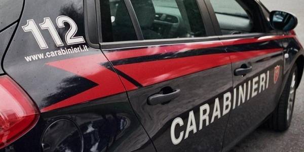 Ancona, immigrato insulta i clienti al bar e poi picchia i poliziotti