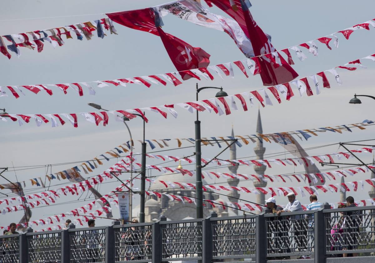 Bandiere appese per le elezioni a Istanbul
