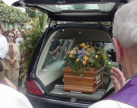 Donna sale sul carro funebre e ruba