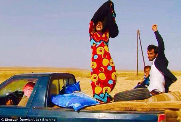 Si tolgono il velo imposto dall'Isis: la gioia delle donne che hanno lasciato il Califfato