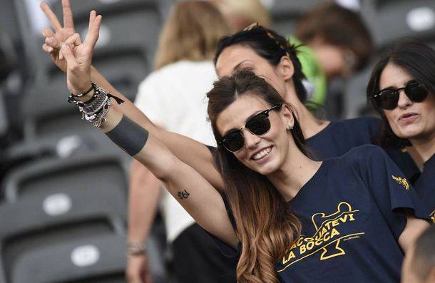 Quel messaggio sulla maglietta di lady Bonucci: "Sciacquatevi la bocca"