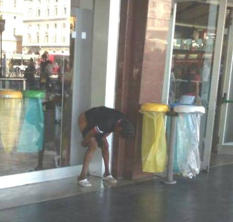 Roma nel degrado, un uomo defeca alla stazione Termini
