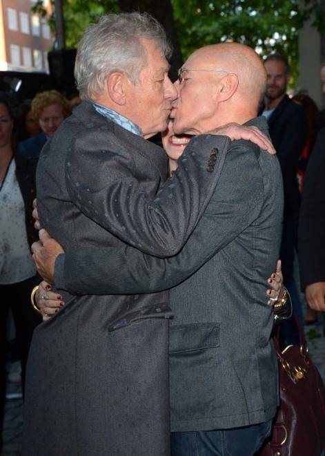 Quel bacio sul red carpet tra Stewart e McKellen