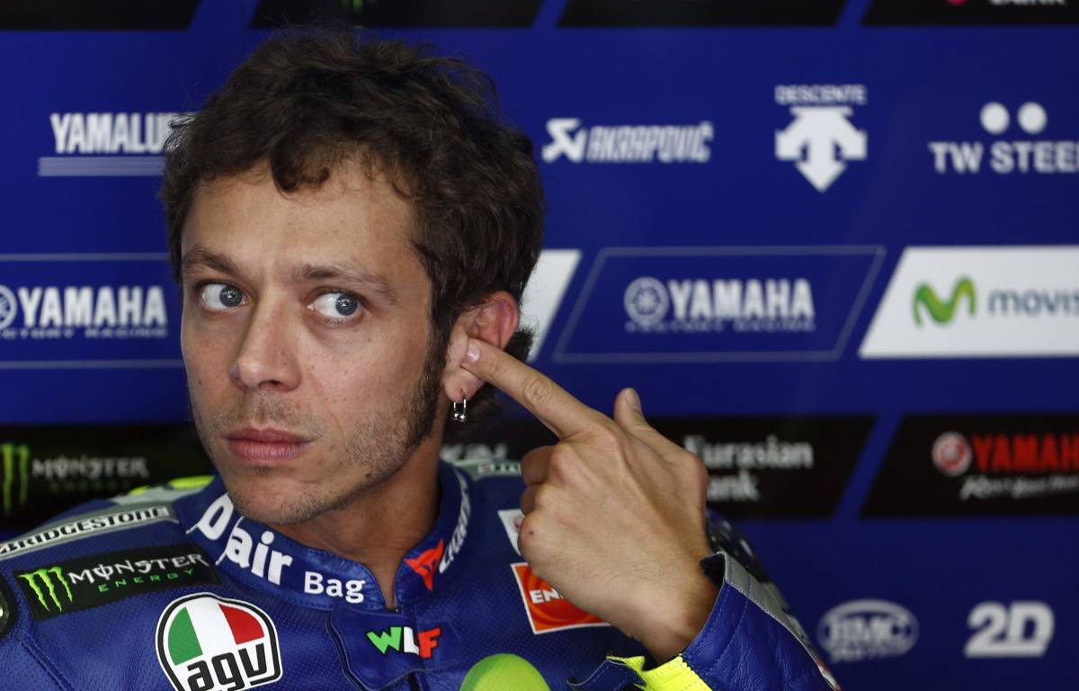 Valentino col fiato sul collo. Lorenzo pronto al sorpasso