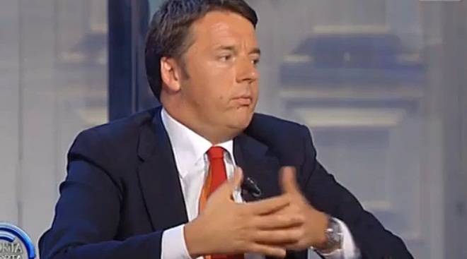 Renzi e la gaffe su Twitter: scivola sull'inglese