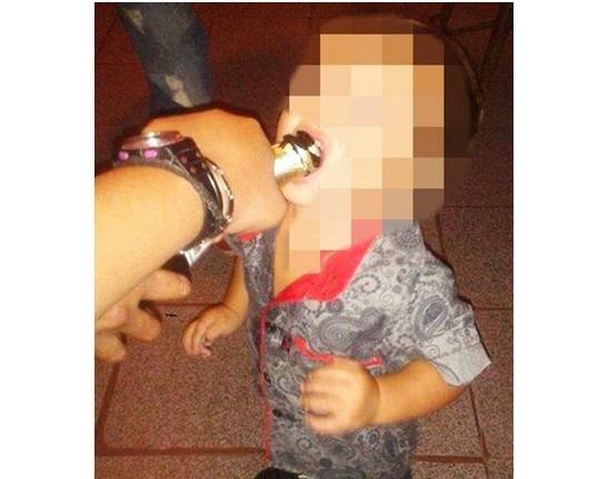 Argentina, mamma choc: "Mio figlio di tre anni beve e fuma come me, sono fiera"