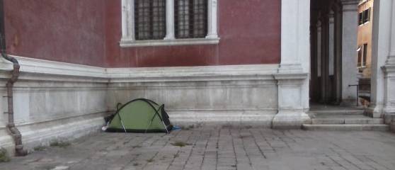 Venezia: i turisti maleducati accampati in tenda