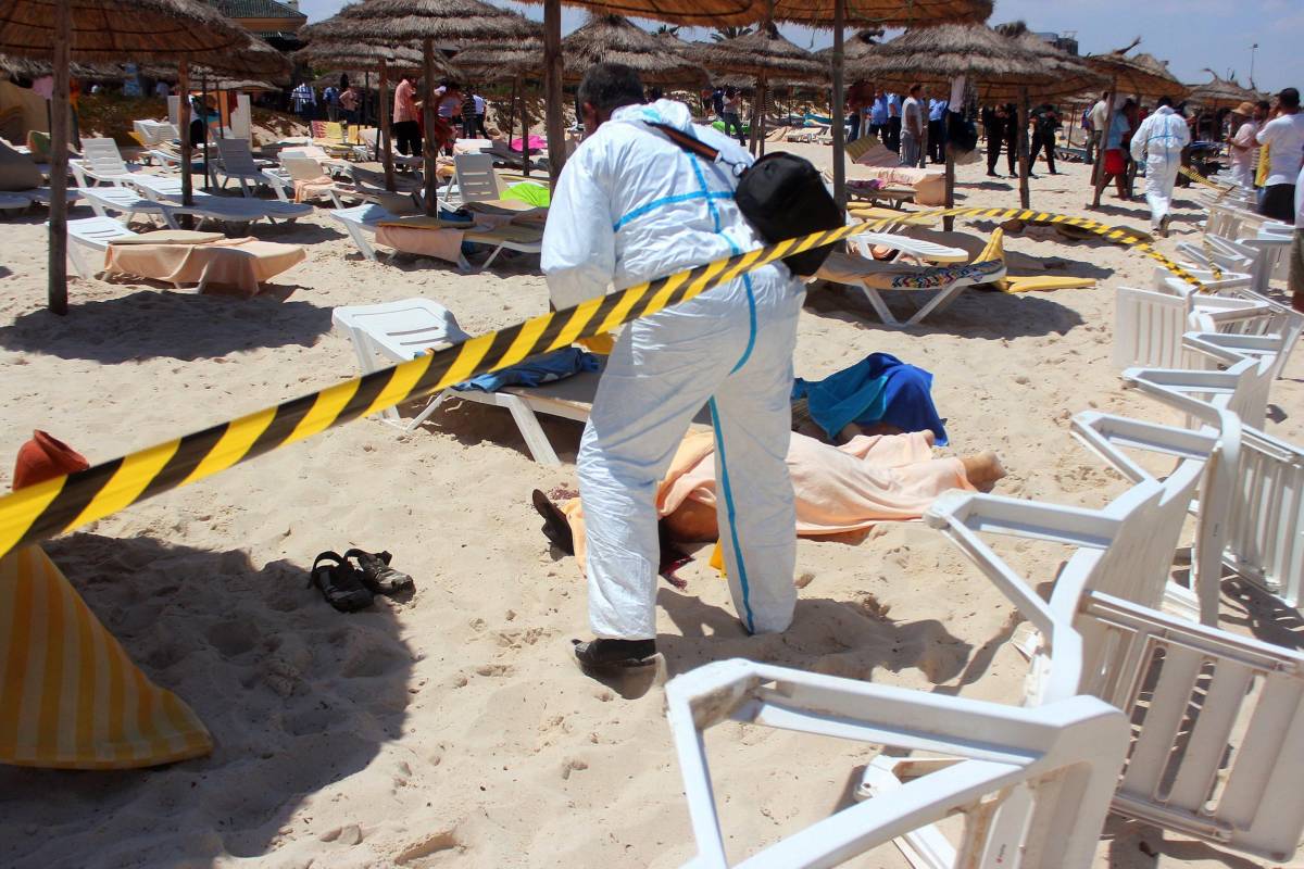 Tunisia, rivendicazione dell'Isis: "Uccisi gli infedeli nel bordello"