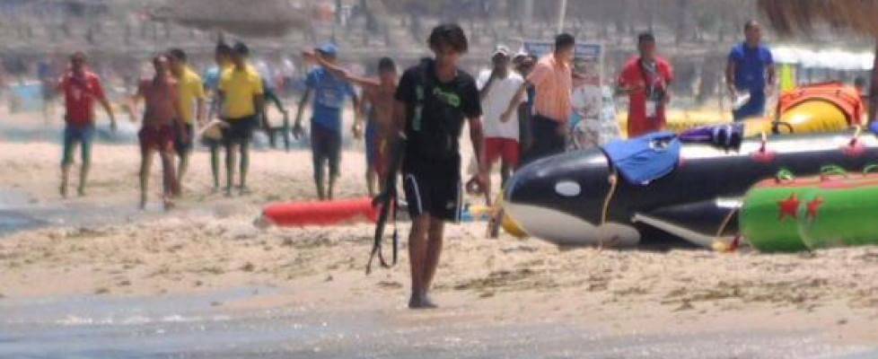 Il killer tunisino in spiaggia armato. Il governo: "Chiudere 80 moschee"