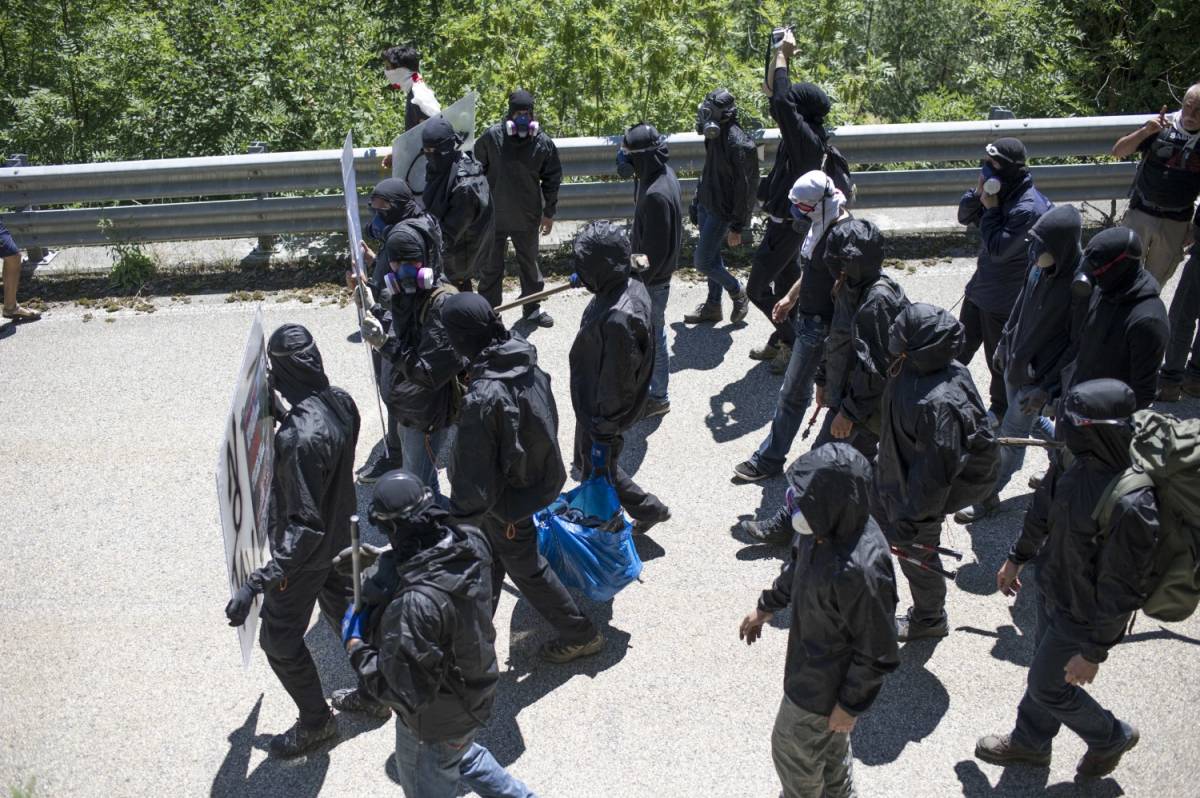 Black bloc: "Qui per lanciare pietre alla polizia, la Tav non so cos'è"