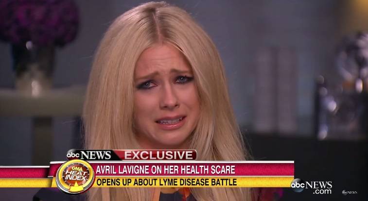Avril Lavigne piange in TV: "Sto guarendo dalla malattia di Lyme"