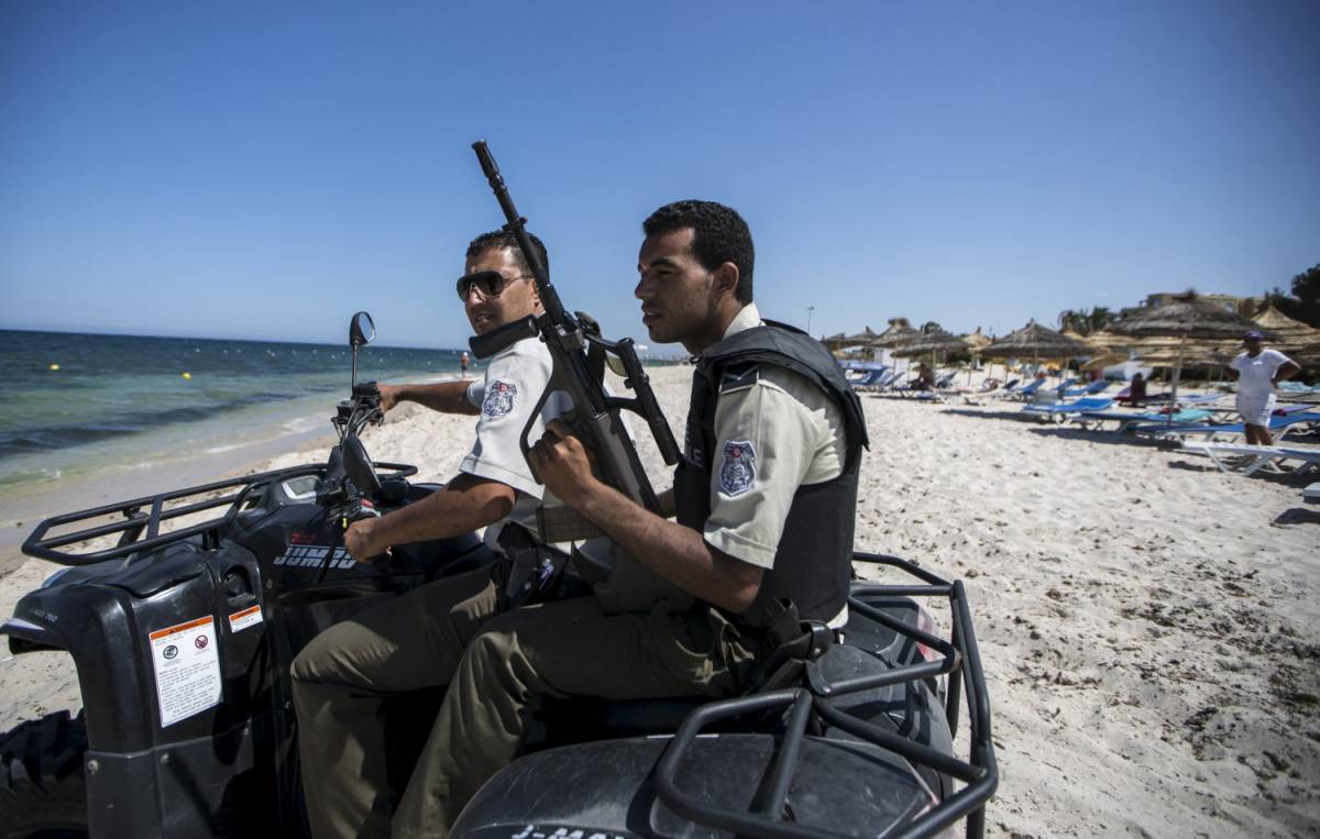 Forze di sicurezza tunisine in spiaggia