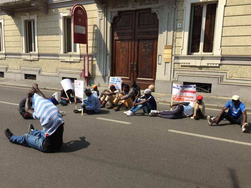 Bocciata richiesta di asilo, immigrati espulsi protestano in strada