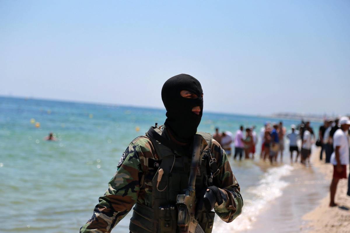 Londra fa rimpatriare i turisti: "Tunisia a rischio come l'Iraq"