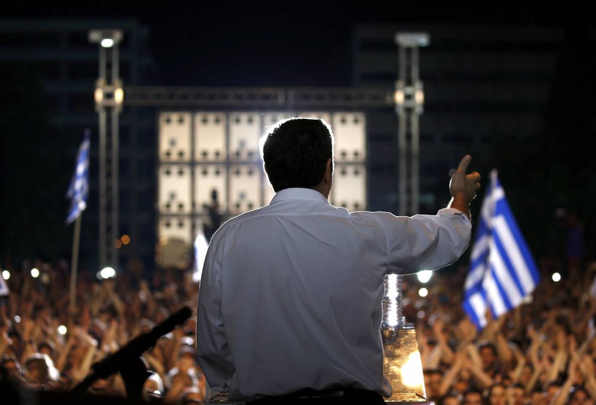 Alexis Tsipras parla in una gremita piazza Syntagma