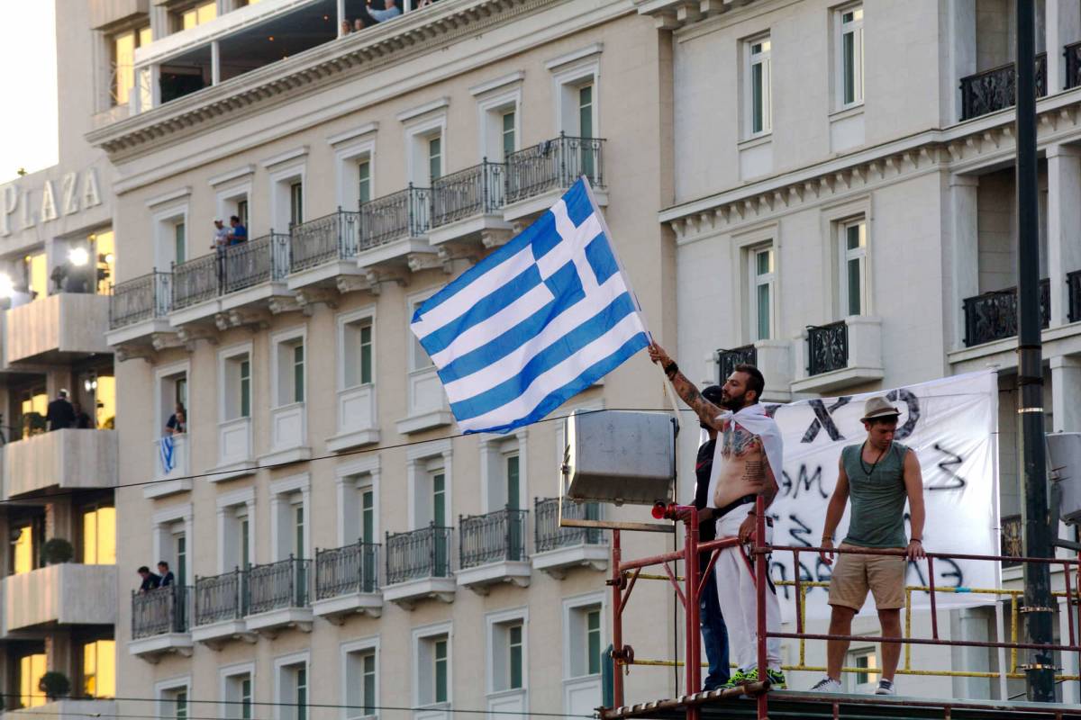 Il ministro della Difesa greco: "Rischio guerra civile"
