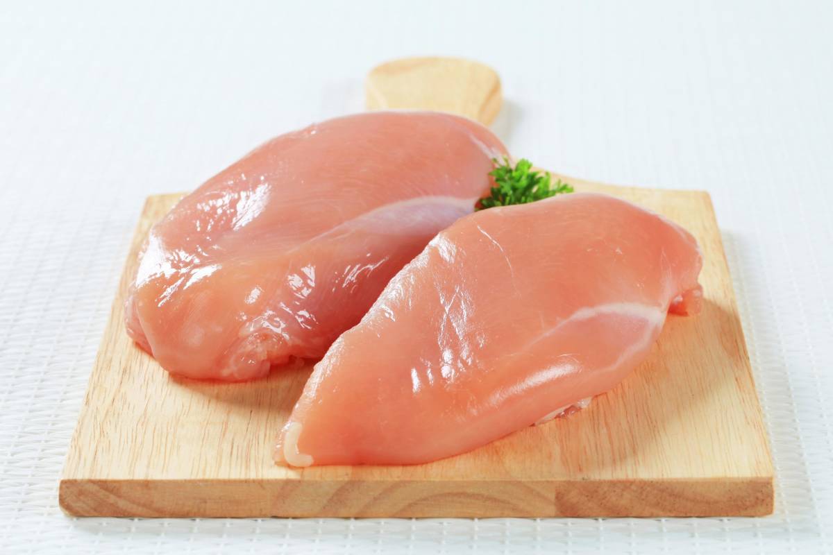 Pollo sul mercato nonostante la salmonella, indagati 6 veterinari e 2 dirigenti