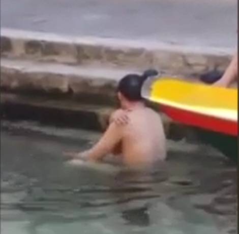 Degrado a Venezia, cinese fa il bagno nudo in laguna