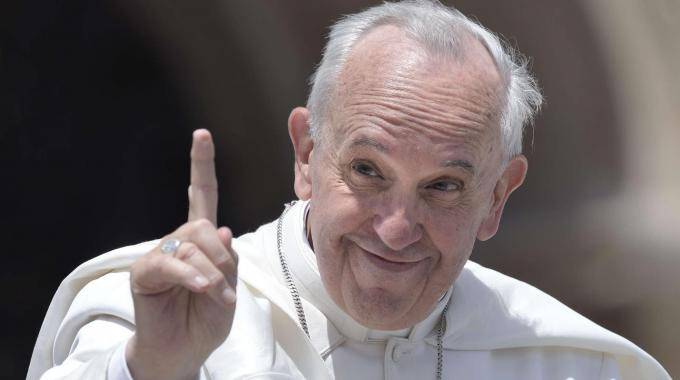 Papa Francesco e i suoi pasti in mesa: "Evita gli sguardi dei prelati"