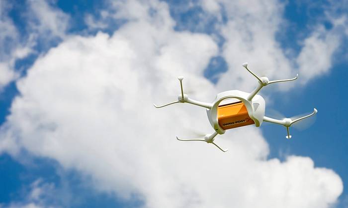 Un drone delle Poste svizzere, impegnato in un test