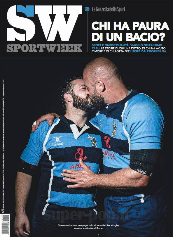 Sportweek, in copertina bacio tra rugbisti: è la prima volta in Italia