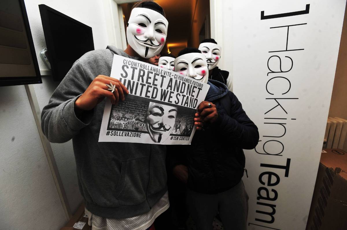 Attivisti milanesi negli uffici dell'Hacking Team in via della Moscova