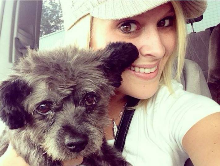 Nicole Elliot tiene in braccio Chester, un cane malato terminale (clicca per ingrandire)